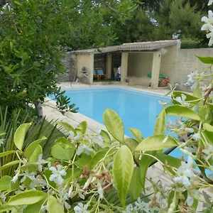 Hébergement de vacances Maison En Provence Avec Jardin Ombragée Et Piscine, LʼIsle-sur-la-Sorgue